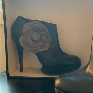 Sculptural Kelsi Dagger Ankle heels w/ Gray Suede